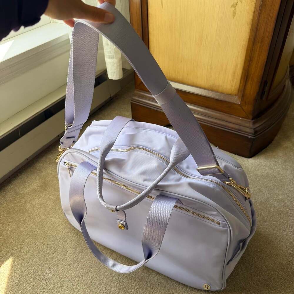 Lululemon City Essentials Duffle Bag 28L Lavender Frost/Gold Purple - Picture 3 of 8